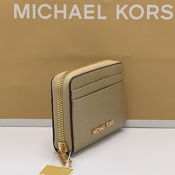 MICHAEL KORS JET SET TRAVEL MEDIUM ZIP AROUND CARD CASE PALE GOLD COLOR - Picture 4 of 11